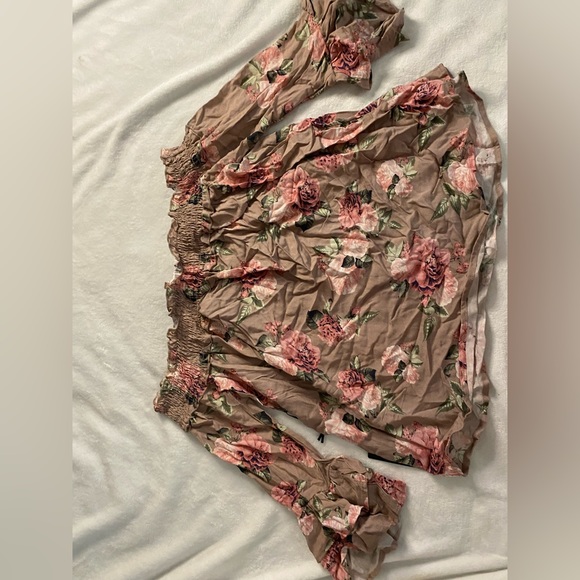 Floral woman’s blouse - Picture 2 of 3